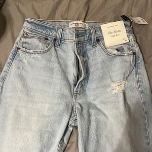 Brand new abercrombie mom jeans Size 27 or a 4